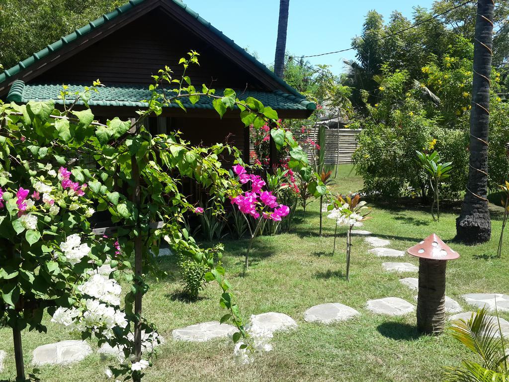ホテルOasi Bungalows ギリ・アイル エクステリア 写真